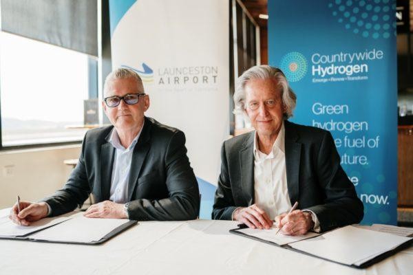 Giám đốc điều hành ReNu Geoffrey Drucker (phải) ký Biên bản ghi nhớ cùng với Giám đốc điều hành sân bay Launceston Shane O'Hare ở Úc. Ảnh pv-magazine. Giám đốc điều hành ReNu Geoffrey Drucker (phải) ký Biên bản ghi nhớ cùng với Giám đốc điều hành sân bay Launceston Shane O'Hare ở Úc. Ảnh pv-magazine.