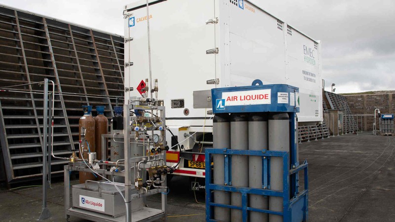 Thùng container và bình chứa hydro tại Boscombe Down. Ảnh Rolls-Royce Plc.