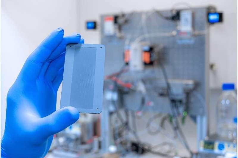 Một tấm phản ứng phủ hạt nano kim cương với các vi kênh của lò phản ứng dòng chảy vận hành liên tục, chuyển đổi CO2 thành các khối xây dựng C1. Ảnh: Fraunhofer IMM