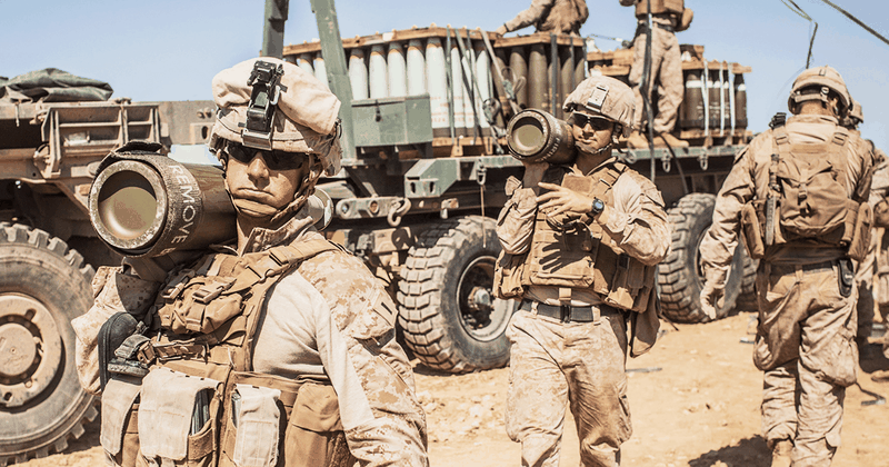 Lính Mỹ vận chuyển đạn pháo 155 mm trên chiến trường. Ảnh Quân đội Mỹ