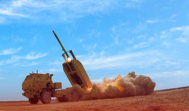 Pháo phản lực tên lửa HIMARS M142 Mỹ, có thể phóng tên lửa mang đạn chùm. Ảnh Military Ukraine.
