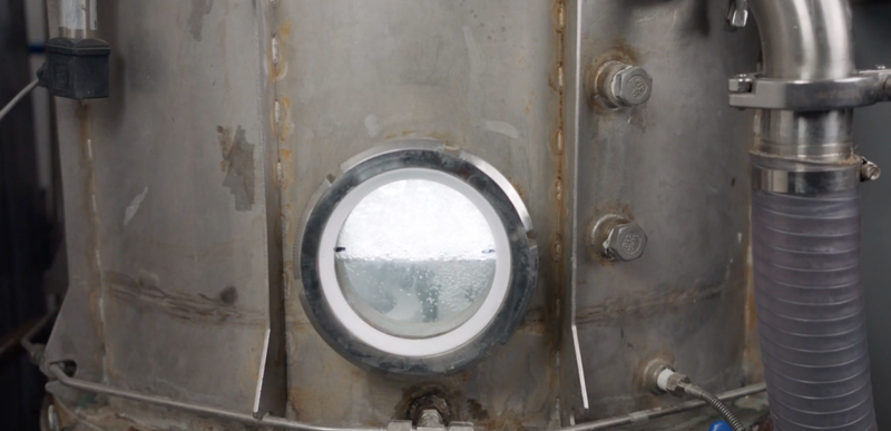 Trong lò phản ứng, các phân tử oxy không ổn định trong dung dịch lỏng phản ứng với khí thải carbon và khoáng hóa. Ảnh NoCamels