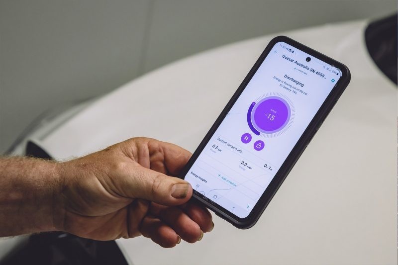 Người dùng có thể điều khiển sạc điện và xả điện cho xe Nissan LEAF bằng một ứng dụng trên điện thoại di động. Ảnh Electrek Người dùng có thể điều khiển sạc điện và xả điện cho xe Nissan LEAF bằng một ứng dụng trên điện thoại di động. Ảnh Electrek