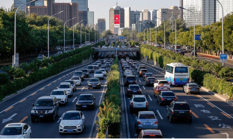 Các phương tiện di chuyển dọc theo dòng chảy giao thông ở Bắc Kinh ngày 9/8/2022. Trung Quốc dự báo sẽ trở thành thị trường xe tự hành lớn nhất thế giới vào năm 2035. Ảnh: EPA-EFE