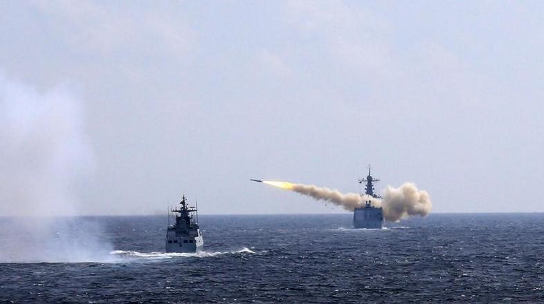 Ngày 1/8/2016, ba hạm đội lớn của Hải quân Trung Quốc tiến hành tập trận bắn đạn thật ở biển Hoa Đông. Trong hình là tàu Tế Nam bắn tên lửa đối hải. Ảnh: Chinanews