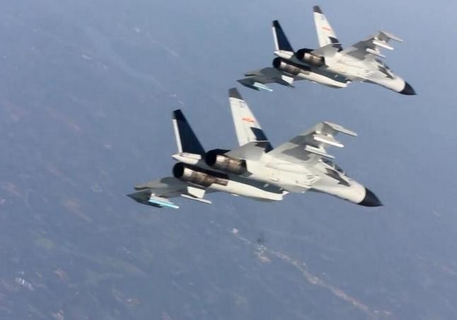 Từ ngày 19 - 21/7/2016, một sư đoàn không quân Hạm đội Nam Hải, Hải quân Trung Quốc tiến hành tập trận bắn đạn thật trên Biển Đông. Ảnh: CCTV Trung Quốc.