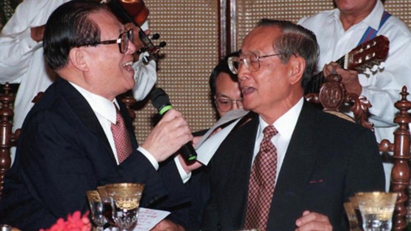 Tổng thống Philippines Fidel Ramos (bên phải) và Chủ tịch Trung Quốc Giang Trạch Dân cùng hát ở một buộc tiệc chiêu đãi cấp nhà nước tại Dinh Malacanang, Manila, Philippines vào ngày 26/11/2016. Ảnh AFP.