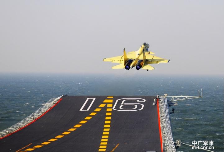 Máy bay chiến đấu J-15 Trung Quốc tập cất hạ cánh trên tàu sân bay Liêu Ninh (Ảnh tư liệu)