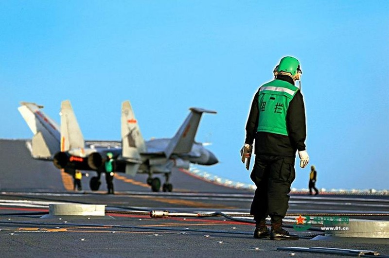 Trung Quốc tiến hành huấn luyện phi công máy bay chiến đấu J-15 trên tàu sân bay Liêu Ninh. Ảnh: Tin tức Tham khảo, Trung Quốc.