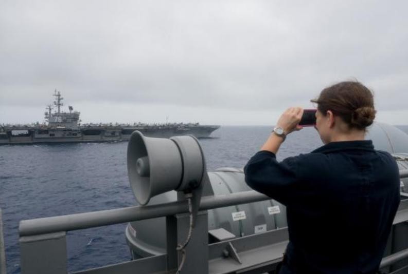 Hạm đội 2 tàu sân bay động cơ hạt nhân USS John C. Stennis và USS Ronald Reagan Hải quân Mỹ trên Biển Đông ngày 18/6/2016. Ảnh: Thời báo Hoàn Cầu, Trung Quốc.