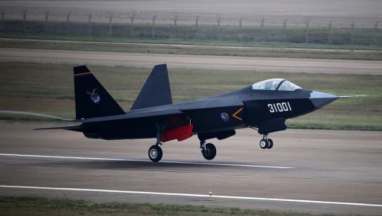 Máy bay chiến đấu tàng hình J-31 Trung Quốc bay biểu diễn tại Triển lãm hàng không Chu Hải năm 2014 (ảnh tư liệu)
