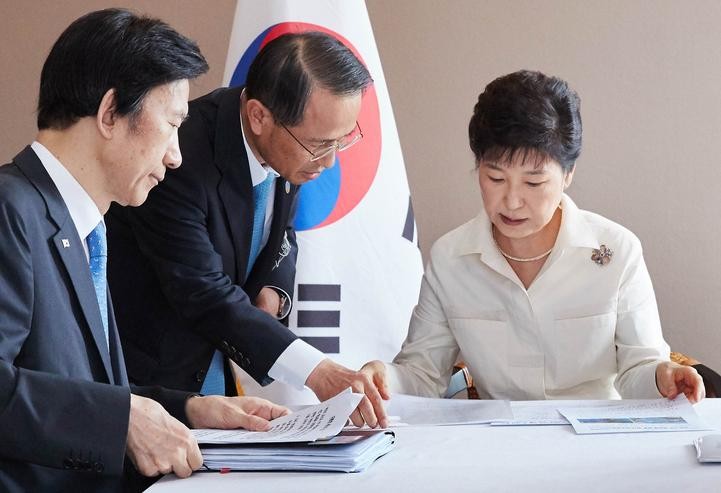 Ngày 9/9/2016, Tổng thống Hàn Quốc bàn cách đối phó với vụ thử hạt nhân của Triều Tiên. Ảnh: Thời báo Hoàn Cầu, Trung Quốc.