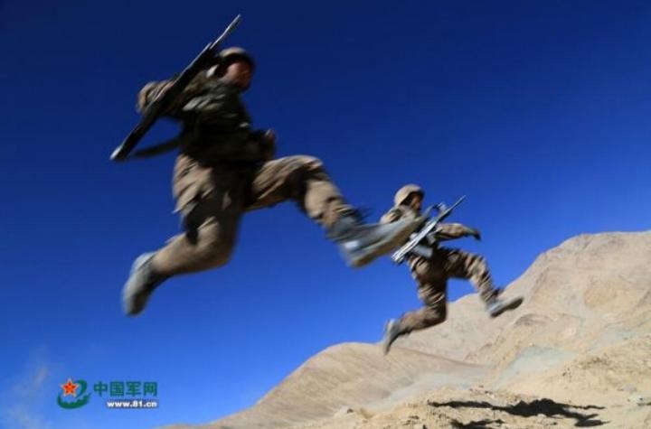 Trong một cuộc diễn tập, phân đội tiến hành trinh sát đến gần trinh sát. Ảnh: Cankao