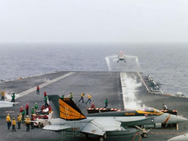 Ngày 15/6/2016, máy bay chiến đấu trên tàu sân bay USS John C. Stennis Mỹ huấn luyện cất hạ cánh trong cuộc tập trận chung Malabar-2016 giữa Nhật Bản, Mỹ và Ấn Độ. Ảnh: Cankao