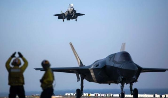 Máy bay chiến đấu tàng hình F-35B hạ cánh trên boong tàu tấn công đổ bộ USS Wasp. Ảnh: Bành Bái.