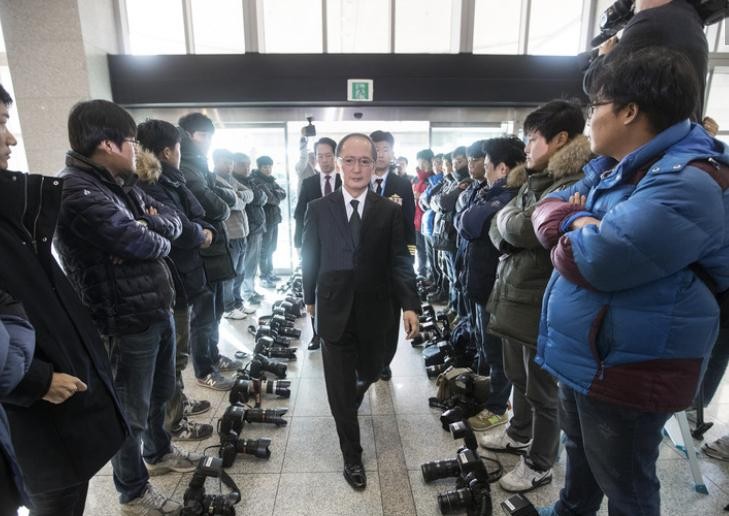 Ngày 23/11/2016, Đại sứ Nhật Bản tại Hàn Quốc Yasumasa Nagamine đến ký kết Hiệp định chia sẻ tin tức tình báo với Hàn Quốc, bị phóng viên Hàn Quốc phản đối. Ảnh: Thời báo Hoàn Cầu