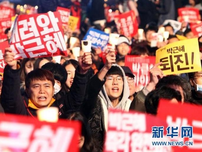 Người dân Hàn Quốc biểu tình phản đối Tổng thống Hàn Quốc, bà Park Geun-hye. Ảnh: Tân Hoa xã