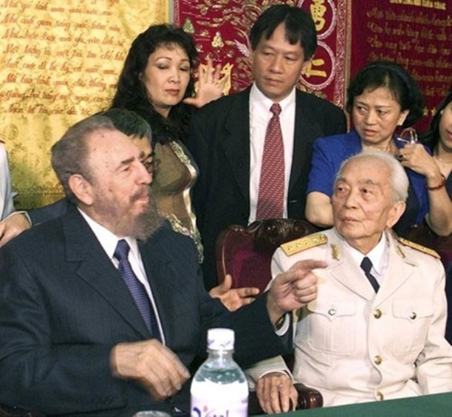 Lãnh tụ Fidel Castro và Đại tướng Võ Nguyên Giáp tại Hà Nội tháng 2/2003. Ảnh: Reuters