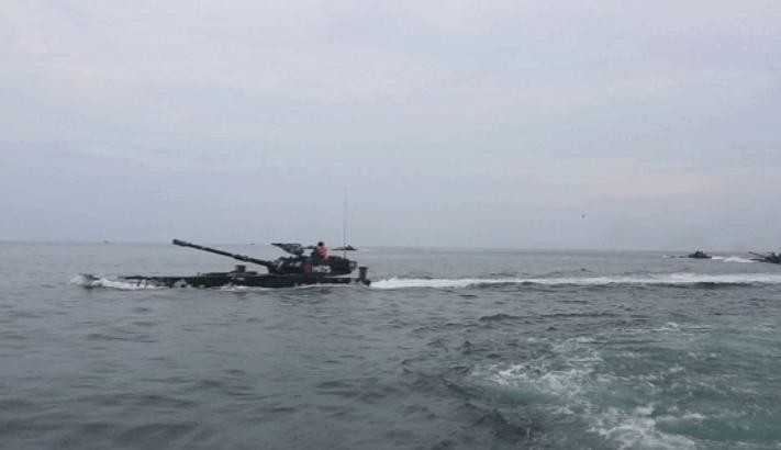 Gần đây, một chi đội tàu đổ bộ Hạm đội Nam Hải, Hải quân Trung Quốc tiến hành tập trận trên Biển Đông. Ảnh: Sina