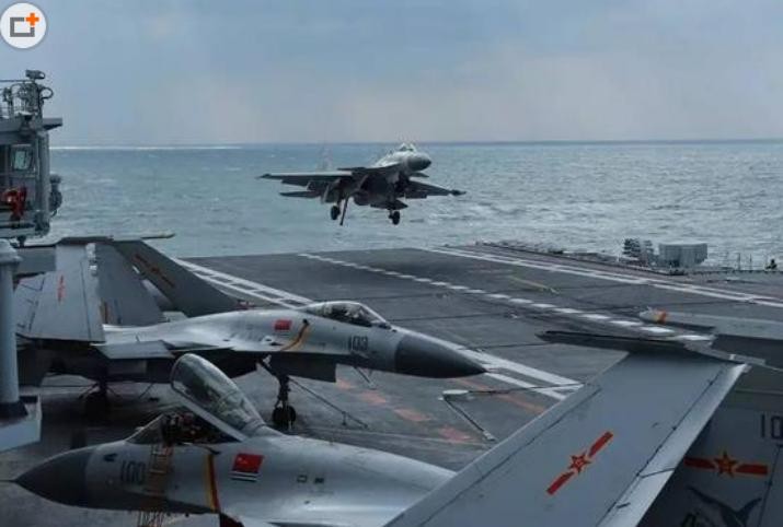 Máy bay chiến đấu J-15 hạ cánh trên tàu sân bay Liêu Ninh, Hải quân Trung Quốc. Ảnh: báo Thanh niên Trung Quốc.