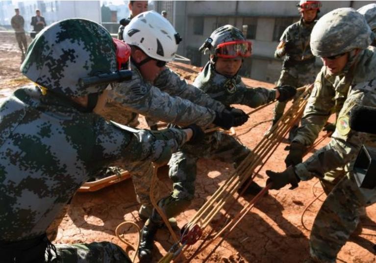 Binh sĩ Mỹ và Trung Quốc trong một cuộc tập tranahj chung. Ảnh: Cankao