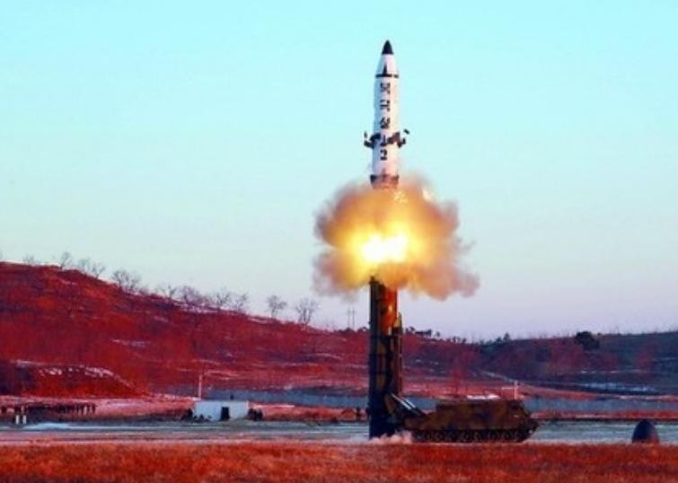 Ngày 12 tháng 2 năm 2017, Triều Tiên phóng tên lửa đạn đạo tầm trung Pukguksong-2. Ảnh: ifeng