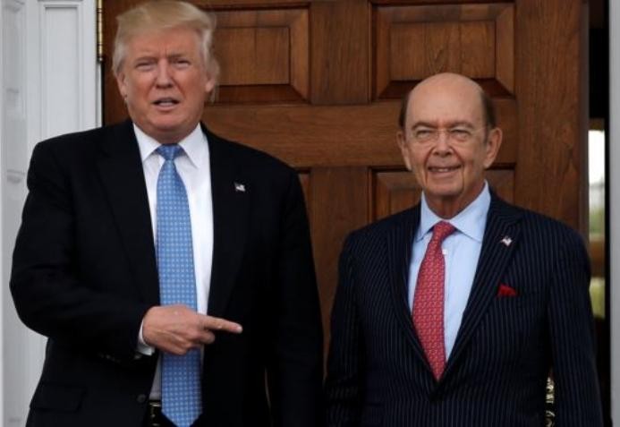 Tổng thống Mỹ Donald Trump và Bộ trưởng Thương mại Mỹ  Wilbur Ross. Ảnh: VOA