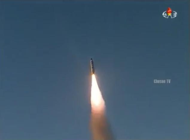 Ngày 12 tháng 2 năm 2017, Triều Tiên phóng tên lửa đạn đạo tầm trung Pukguksong-2. Ảnh: Sputnik