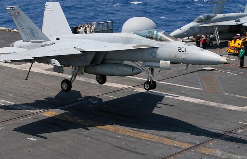 Máy bay chiến đấu F-18 trên tàu sân bay USS Carl Vinson Hải quân Mỹ. Ảnh: Philippine Star