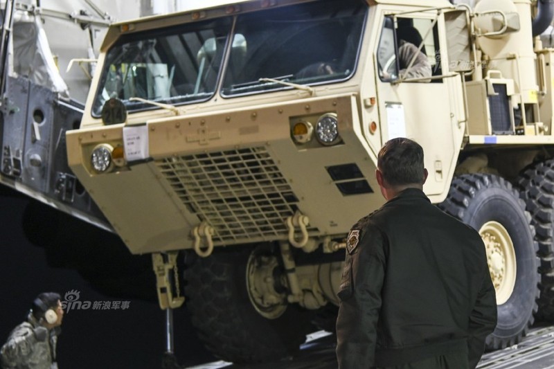 Ngày 6/3/2017, hệ thống phòng thủ khu vực tầm cao đoạn cuối (THAAD) Mỹ bắt đầu được triển khai ở Hàn Quốc. Ảnh: Sina