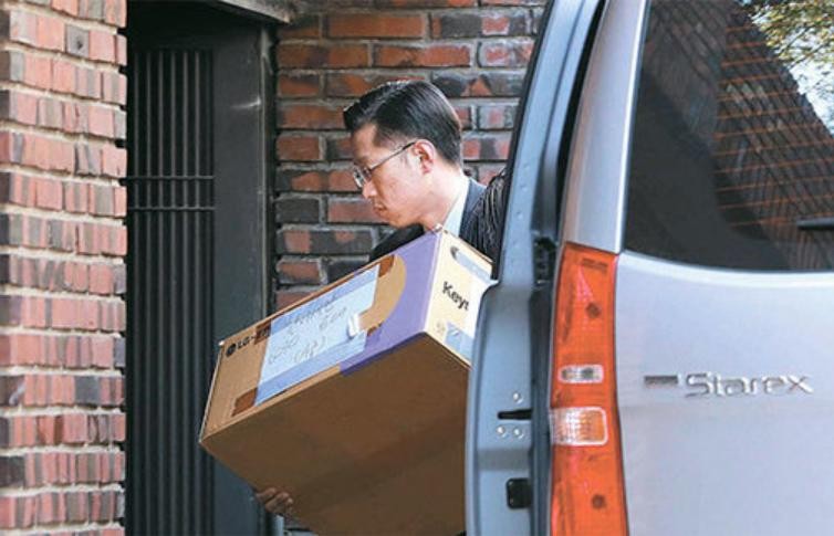 Ngày 10/3/2017, hành lí của bà Park Geun-hye được chuyển đến nhà riêng. Ảnh: Guancha