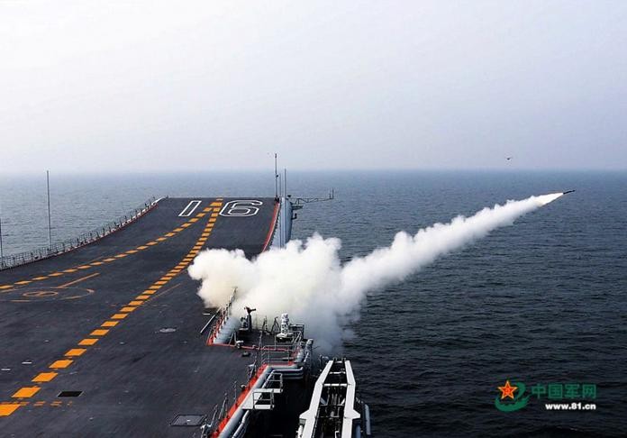 Tàu sân bay Liêu Ninh phóng tên lửa phòng thủ tầm gần. Ảnh: Cankao