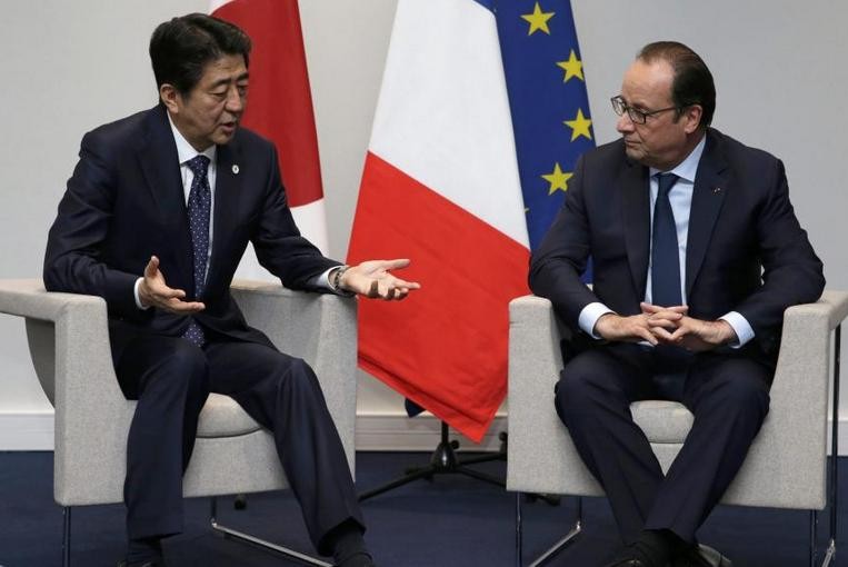 Ngày 20/3/2017, Thủ tướng Nhật Bản Shinzo Abe tiến hành hội đàm với Tổng thống Pháp Francois Hollande ở Paris, Pháp. Ảnh: Guancha