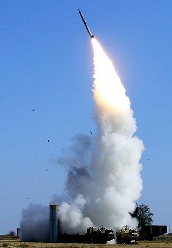 Phạm vi đánh chặn của hệ thống tên lửa phòng không S-400 Nga rất lớn. Ảnh: Sina