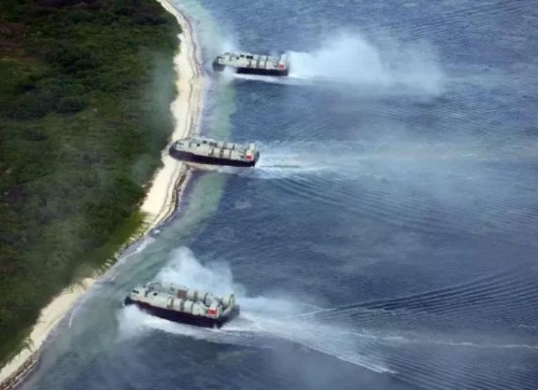 Từ ngày 21 - 27/3/2017, một chi đội tàu đổ bộ của Hạm đội Nam Hải, Hải quân Trung Quốc gồm hai tàu đổ bộ Type 071 là tàu Tỉnh Cương Sơn và tàu Côn Luân Sơn chở theo vài máy bay trực thăng cùng nhiều tàu đệm khí mới do Trung Quốc tự chế tiến hành tập trận đổ bộ đánh chiếm đảo, đá ở Biển Đông. Ảnh: Sina