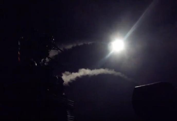 Ngày 7/4/2017, hai tàu khu trục Mỹ gồm USS Porter DDG-78 và USS Ross DDG-71 của Hải quân Mỹ đã tiến hành phóng khoảng 60 quả tên lửa tấn công căn cứ không quân Shayrat ở miền trung Syria. Ảnh: QQ