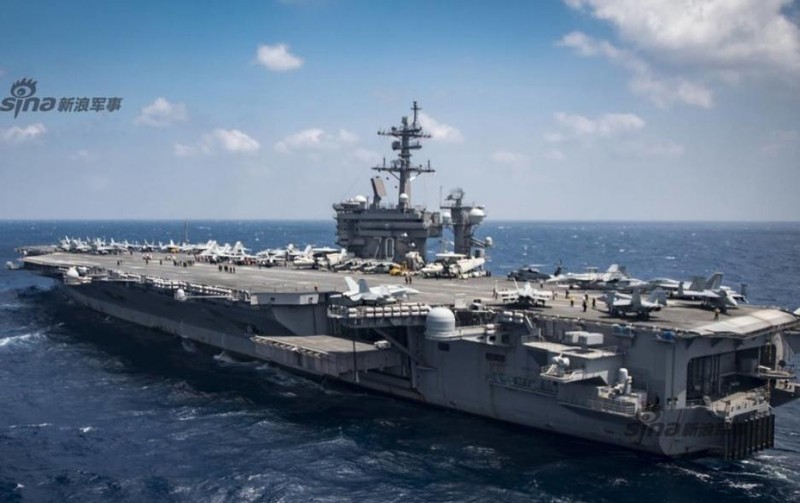 Trên tàu sân bay USS Carl Vinson, Hải quân Mỹ. Ảnh: Sina