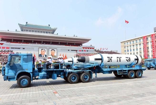 Triều Tiên phô trương sức mạnh quân sự. Ảnh: Daily Mail