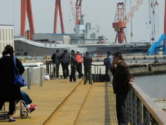 Người dân Trung Quốc đến xem công tác chế tạo tàu sân bay Type 001A. Ảnh: Dwnews