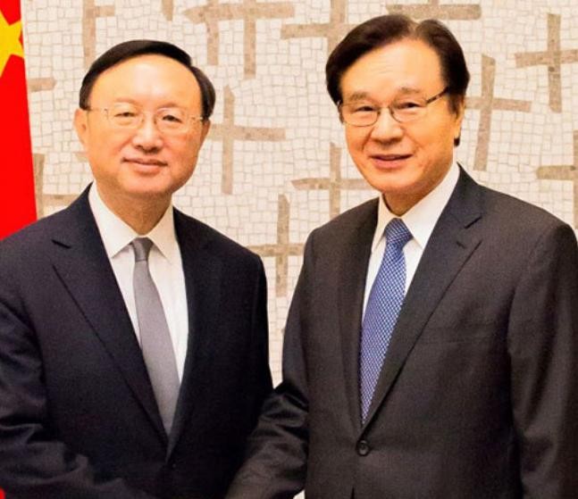 Ngày 29/5/2017, Ủy viên Quốc vụ Trung Quốc Dương Khiết Trì có cuộc gặp Cố vấn an ninh quốc gia Nhật Bản Shotaro Yachi. Ảnh: Nikkei