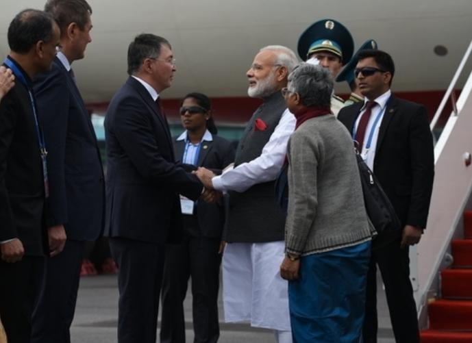 Thủ tướng Ấn Độ Narendra Modi đến thủ đô Astana, Kazakhstan tham dự Hội nghị thượng đỉnh SCO. Ảnh: DNA India