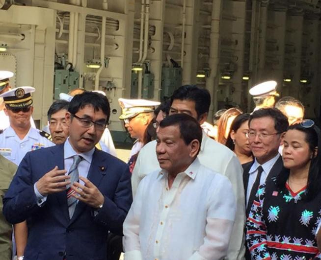 Ngày 4/6/2017, Tổng thống Philippines Rodrigo Duterte tham quan tàu sân bay trực thăng JS Izumo của Lực lượng Phòng vệ Biển Nhật Bản tại vịnh Subic, Philippines. Ảnh: Philstar