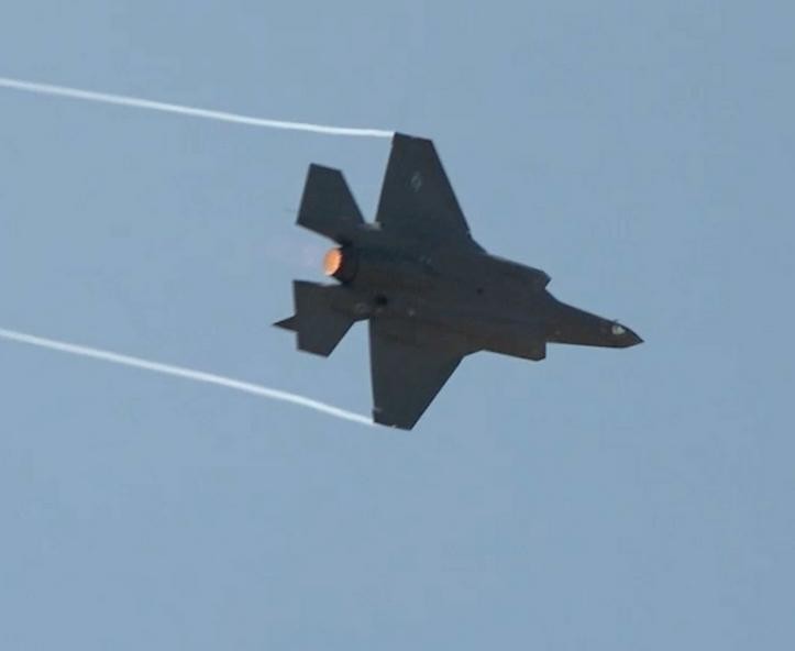 Máy bay chiến đấu tàng hình F-35A Mỹ lần đầu tiên bay biểu diễn ở Triển lãm hàng không quốc tế Paris, Pháp. Ảnh: Defense News