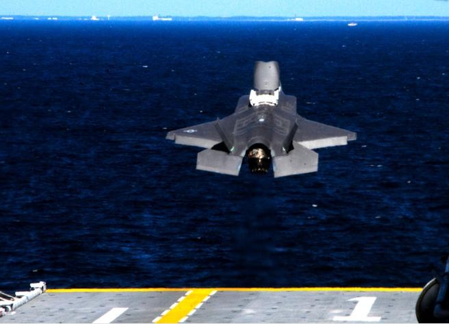 Máy bay chiến đấu tàng hình F-35B Mỹ cất cánh từ tàu tấn công đổ bộ.