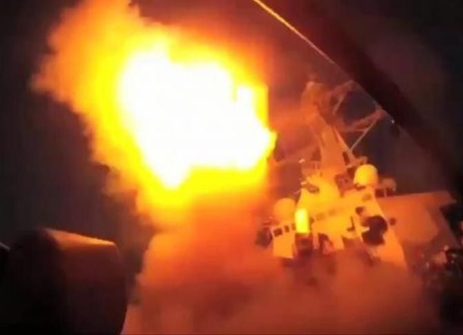 Ngày 7/4/2017, Mỹ sử dụng 2 tàu khu trục phóng tên lửa hành trình Tomahawk tấn công Syria. Ảnh: Cankao