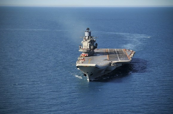 Tàu sân bay Kuznetsov Hải quân Nga chạy trên biển Barents