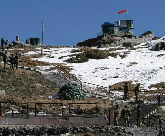 Quân đội Ấn Độ tuần tra ở khu vực biên giới Trung - Ấn. Ảnh: VOA