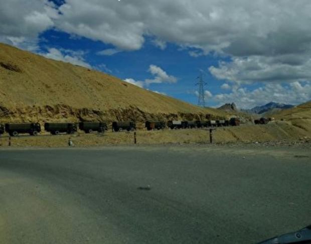 Trung Quốc điều động nhiều xe quân sự, xe tăng đến khu vực biên giới. Ảnh: Epochtimes.