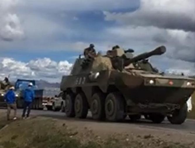 Trung Quốc điều động nhiều xe quân sự, xe tăng đến khu vực biên giới. Ảnh: Epochtimes.
