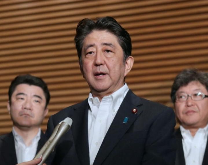 Thủ tướng  Shinzo Abe vào sáng sớm ngày 29/7/2017. Ảnh: NTDTV